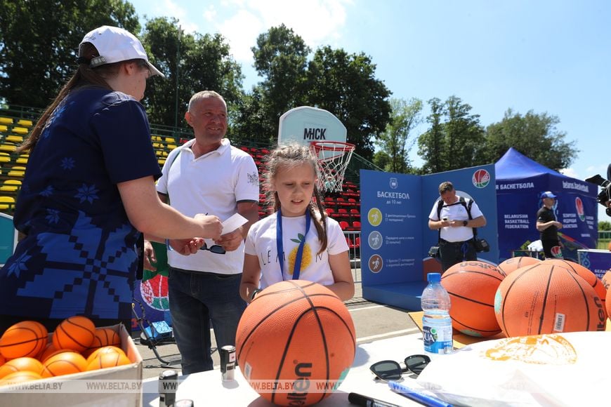 Красочный фейерверк юбилейного ХХ культурно-спортивного фестиваля «Вытокi» в Пружанах