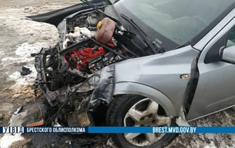 Opel “отправил” МАЗ в кювет на перекрёстке М-10