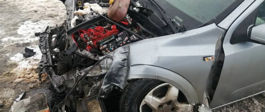 Opel “отправил” МАЗ в кювет на перекрёстке М-10