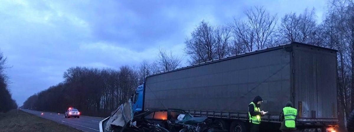 Под Берёзой пьяная женщина на легковушке сбила человека и влетела в стоящую на обочине фуру – двое погибших — Фото