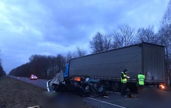 Под Берёзой пьяная женщина на легковушке сбила человека и влетела в стоящую на обочине фуру – двое погибших — Фото
