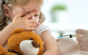 Могут ли семью поставить в СОП, если не делать ребенку прививки? Ответ адвоката