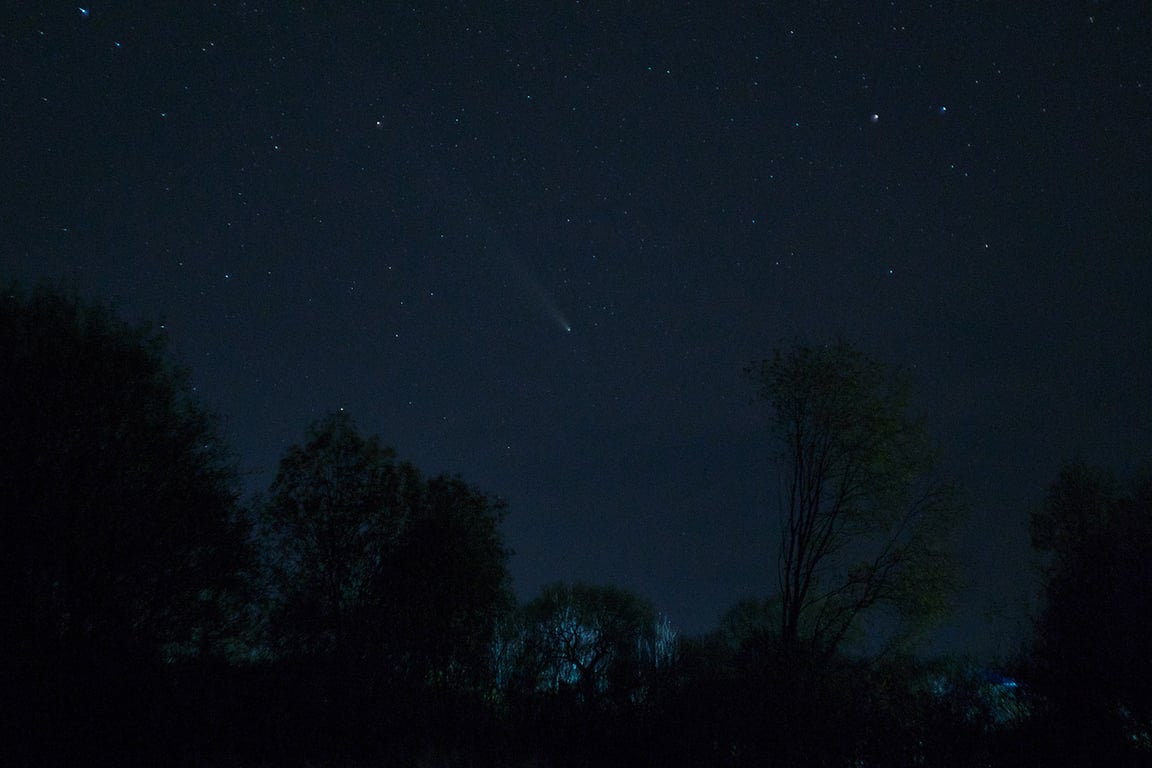 Комета C/2023 A3 (Цзыцзиньшань — ATLAS) на горизонтом, 23 октября. Фото Сергея Серебро