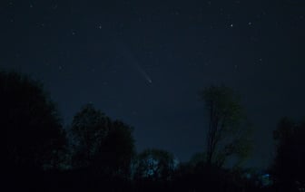 Великая комета потускнела, но все еще прекрасно видна в Беларуси