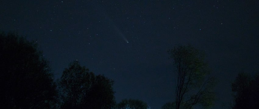 Великая комета потускнела, но все еще прекрасно видна в Беларуси