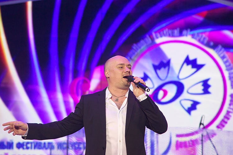 В Летнем амфитеатре при аншлаге состоялось выступление арт-группы «Хор Турецкого». Фото Сергея Серебро