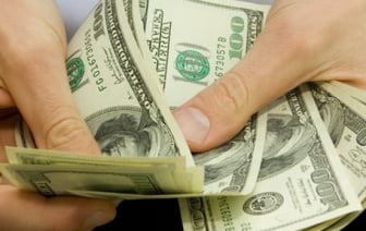 Заказчики рассчитались со строителем в долларах. За это мастер получил огромный штраф