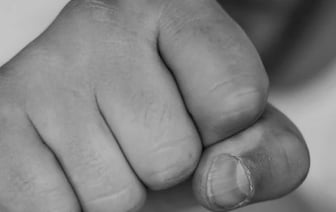 Житель Барановичей избил посетителя бара, приревновав к нему свою девушку