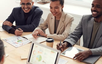 Как спасатели помогли выбраться на берег двум провалившимся под лёд лосям