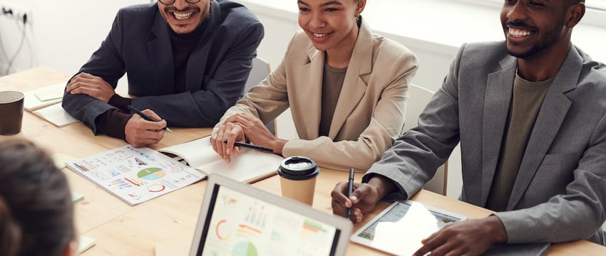 Как спасатели помогли выбраться на берег двум провалившимся под лёд лосям