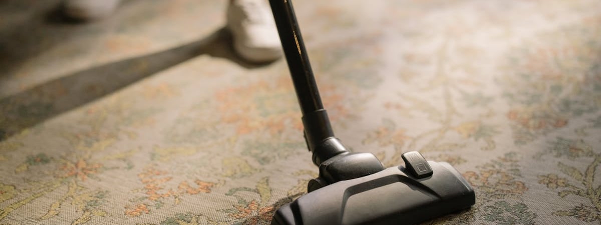 Как освежить ковёр без мытья? Посыпьте этим средством и оставьте на 4 часа — Полезно