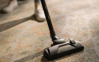 Как освежить ковёр без мытья? Посыпьте этим средством и оставьте на 4 часа — Полезно