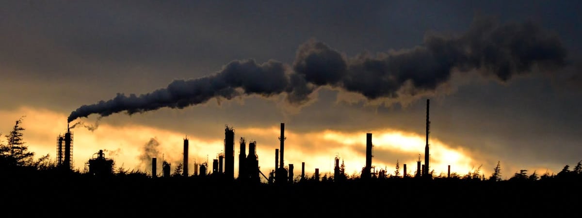 В РФ пожаловались на атаки беспилотников на нефтеперегонные станции в двух регионах