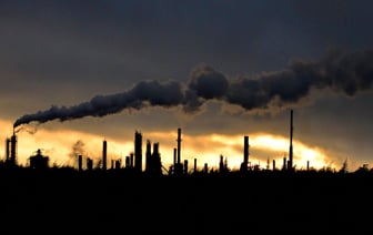 В РФ пожаловались на атаки беспилотников на нефтеперегонные станции в двух регионах