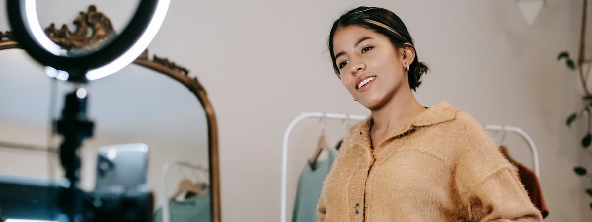 Все еще прячетесь в грозу под деревьями? Посмотрите, что стало с компанией садовников после удара молнии — Видео