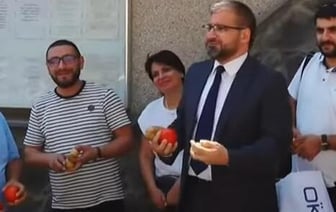 Армяне забросали посольство Беларуси помидорами, яйцами и картошкой