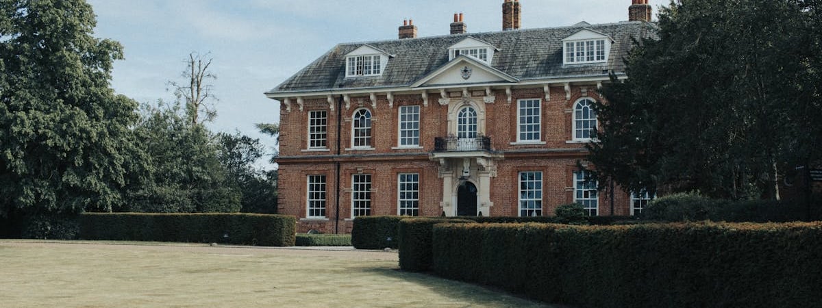 Цены на недвижимость в Лондоне в 2024 году снизились с учетом инфляции на 2,7%