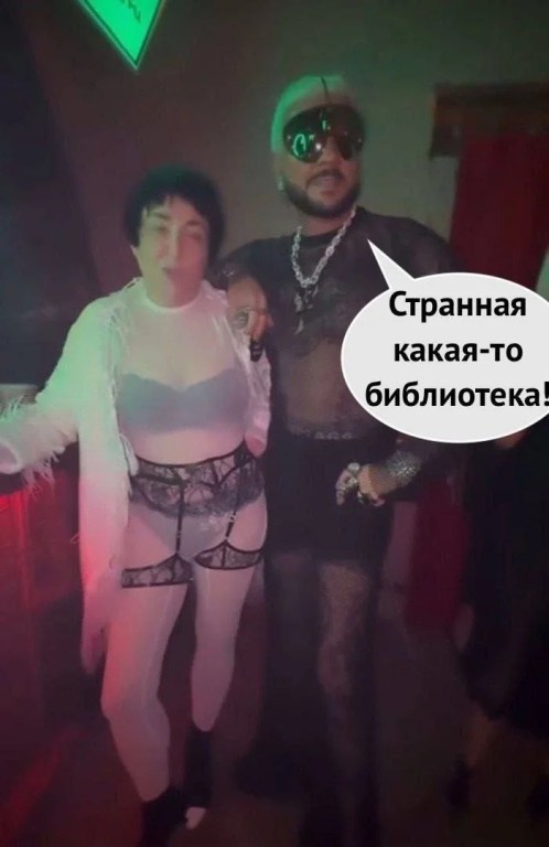 Юмор на скандале: мемы о почти голой вечеринке Ивлеевой