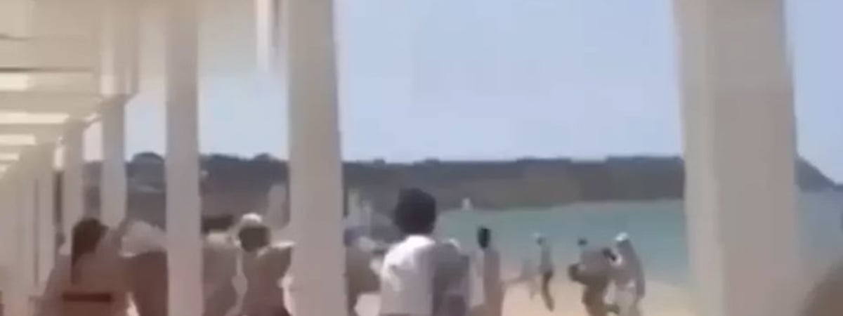 Российские власти: Более 100 человек ранены на пляже в Крыму, куда прилетели осколки сбитой ракеты