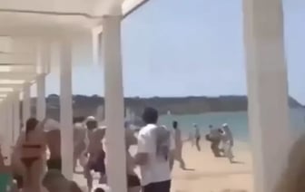 Российские власти: Более 100 человек ранены на пляже в Крыму, куда прилетели осколки сбитой ракеты