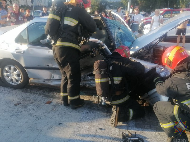 В центре Витебска «BMW» врезался в «Peugeot». Фото МЧС