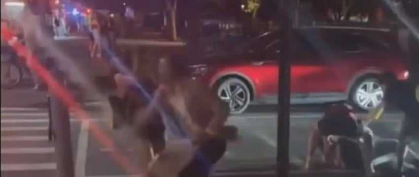 На Камеру видно, Как Банкир-Миллионер Бьет Женщину По Лицу В Нью-Йорке