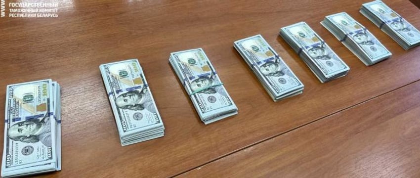Водитель раздал пассажирам более 54 тысяч долларов на границе