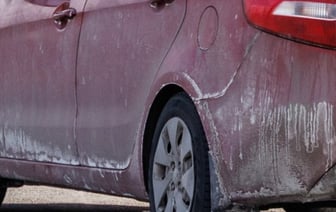 Водители жалуются на белые машины от соли на дорогах — власти пояснили