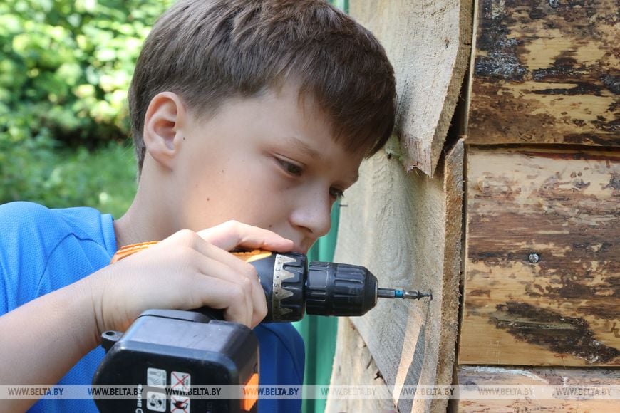 Как 12-летний белорус за 10 дней сам построил дом на даче