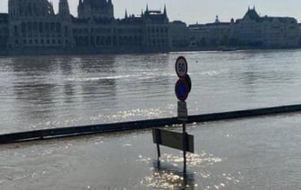 Набережные в Будапеште уходят под воду из-за разлива Дуная