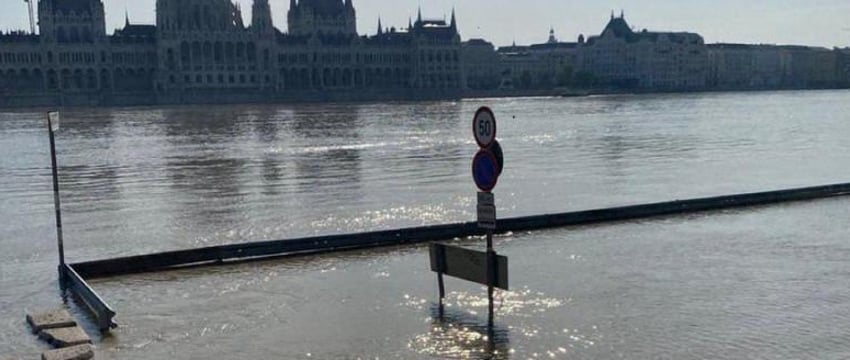 Набережные в Будапеште уходят под воду из-за разлива Дуная