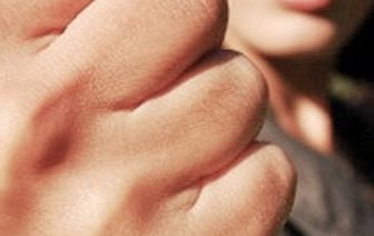 В Пинске 17-летний парень ударил дедушку ногой в живот