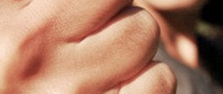 В Пинске 17-летний парень ударил дедушку ногой в живот