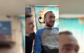 Сыграл в шахматы «силой мысли». Компания Илона Маска показала новый мозговой имплант — Видео