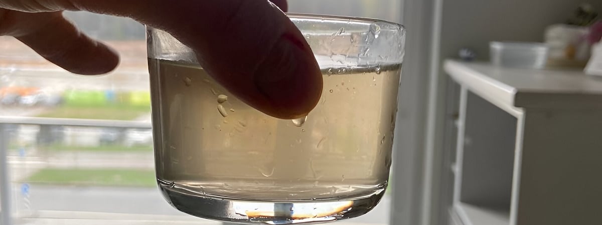«Пригодна к употреблению» — В Министерстве ЖКХ заявили о «стабилизации» качества воды в Новой Боровой. Что ответили жители? — Фото