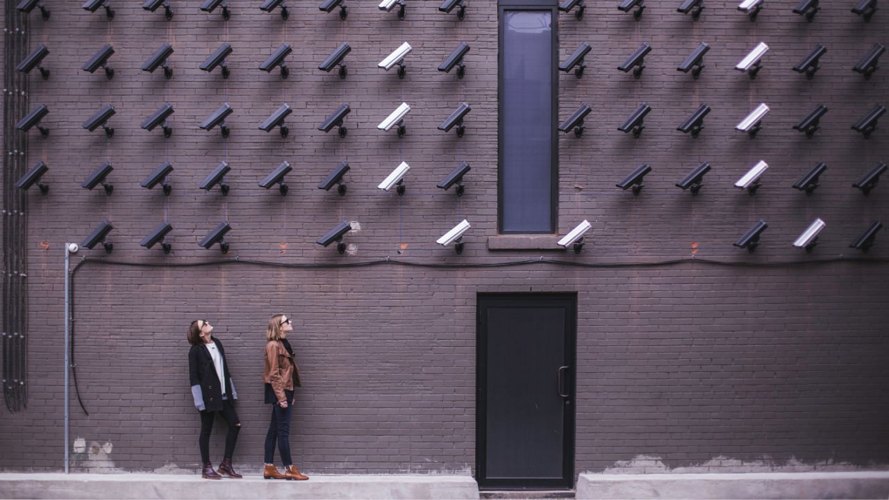 В месте для переодевания работников установлена видеокамера - мужчина пожаловался. Итог?