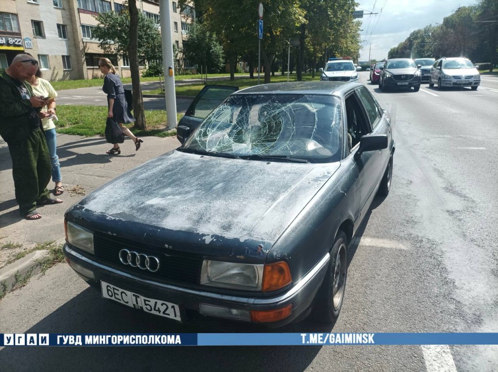 В Минске легковушка прокатила на капоте пешехода, бежавшего на красный