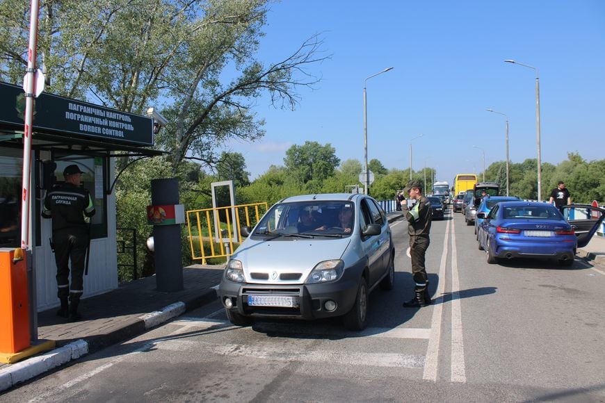 «Непросто, но интересно». Пограничники рассказали о службе в пункте пропуска «Брест»