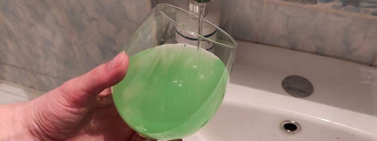 Энергетики попросили минчан «не паниковать» из-за «зеленоватой» воды в кране. А пить можно?