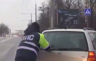 В Бресте сотрудники ГАИ помогли водителю Volkswagen — видео