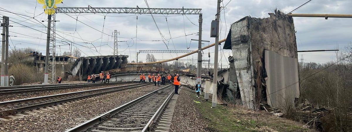 В Вязьме РФ обрушился путепровод, по которому ходят поезда из Беларуси в Москву. Погибла женщина — Фото