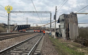 В Вязьме РФ обрушился путепровод, по которому ходят поезда из Беларуси в Москву. Погибла женщина — Фото