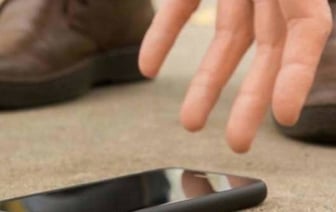 Белорус подобрал чужой телефон, но испугался ответственности и выбросил. Помогло?