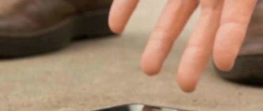 Белорус подобрал чужой телефон, но испугался ответственности и выбросил. Помогло?