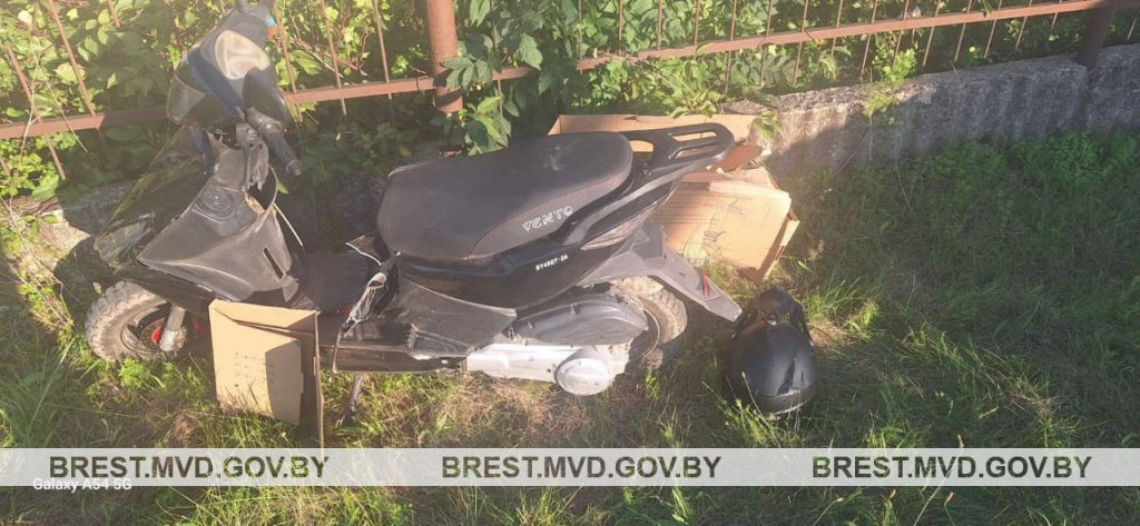 В Брестском районе 79-летний водитель Renault столкнулся с мопедом. Кто виноват?