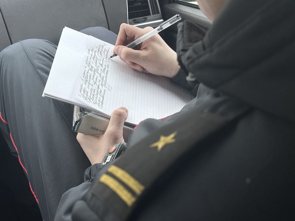 В Беларуси прохожий разлил горячий кофе на лобовое стекло автомобиля. Какое грозит наказание?