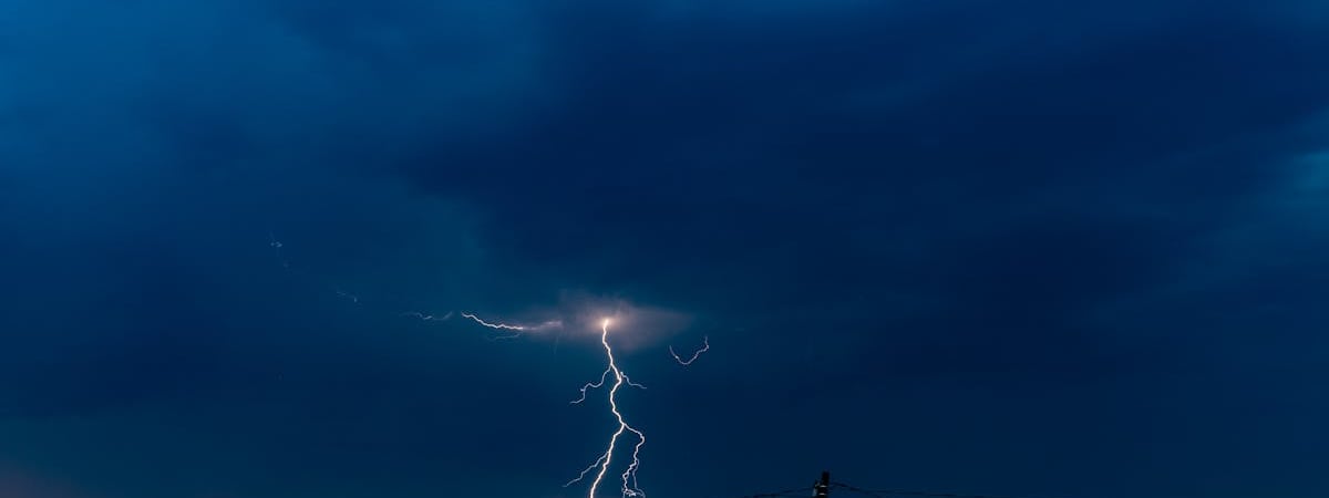 Удар молнии серьезно нарушил железнодорожное сообщение в Германии