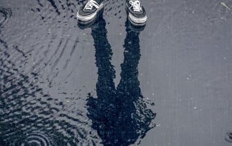 В Беларуси пьяный мужчина упал в лужу и захлебнулся