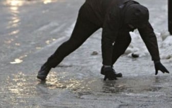 Поскользнулся, упал — отсудил 5000 рублей. Белорус добился компенсации из-за скользкой дороги