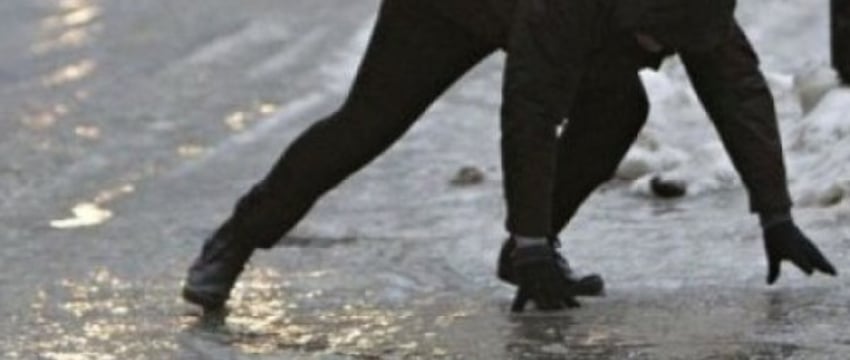 Поскользнулся, упал — отсудил 5000 рублей. Белорус добился компенсации из-за скользкой дороги